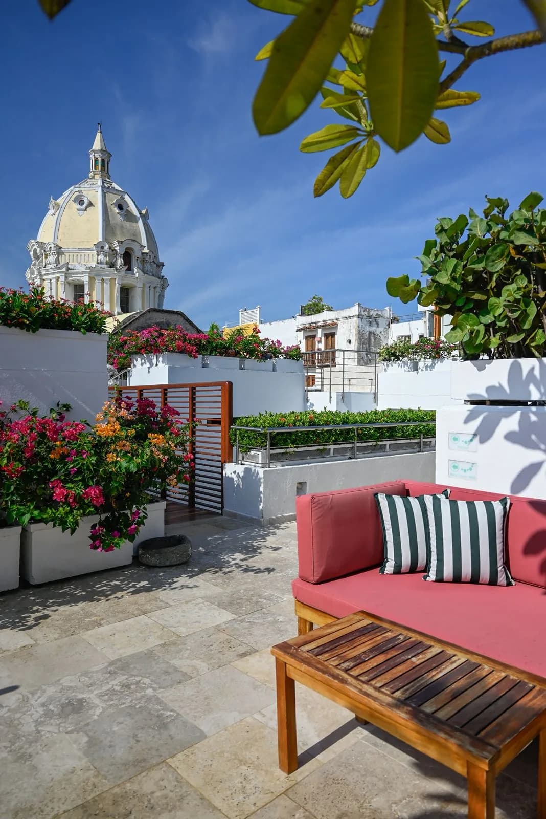 Terraza de Casa Claver con vista a la cúpula de San Pedro Claver